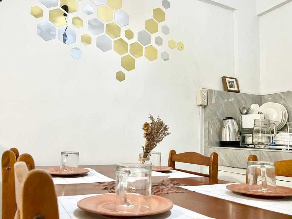 Kitchen or kitchenette, Food and drinks, Dining area