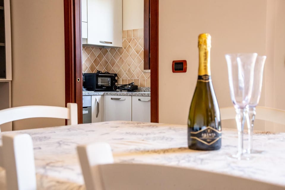 Kitchen or kitchenette, Dining area, stove