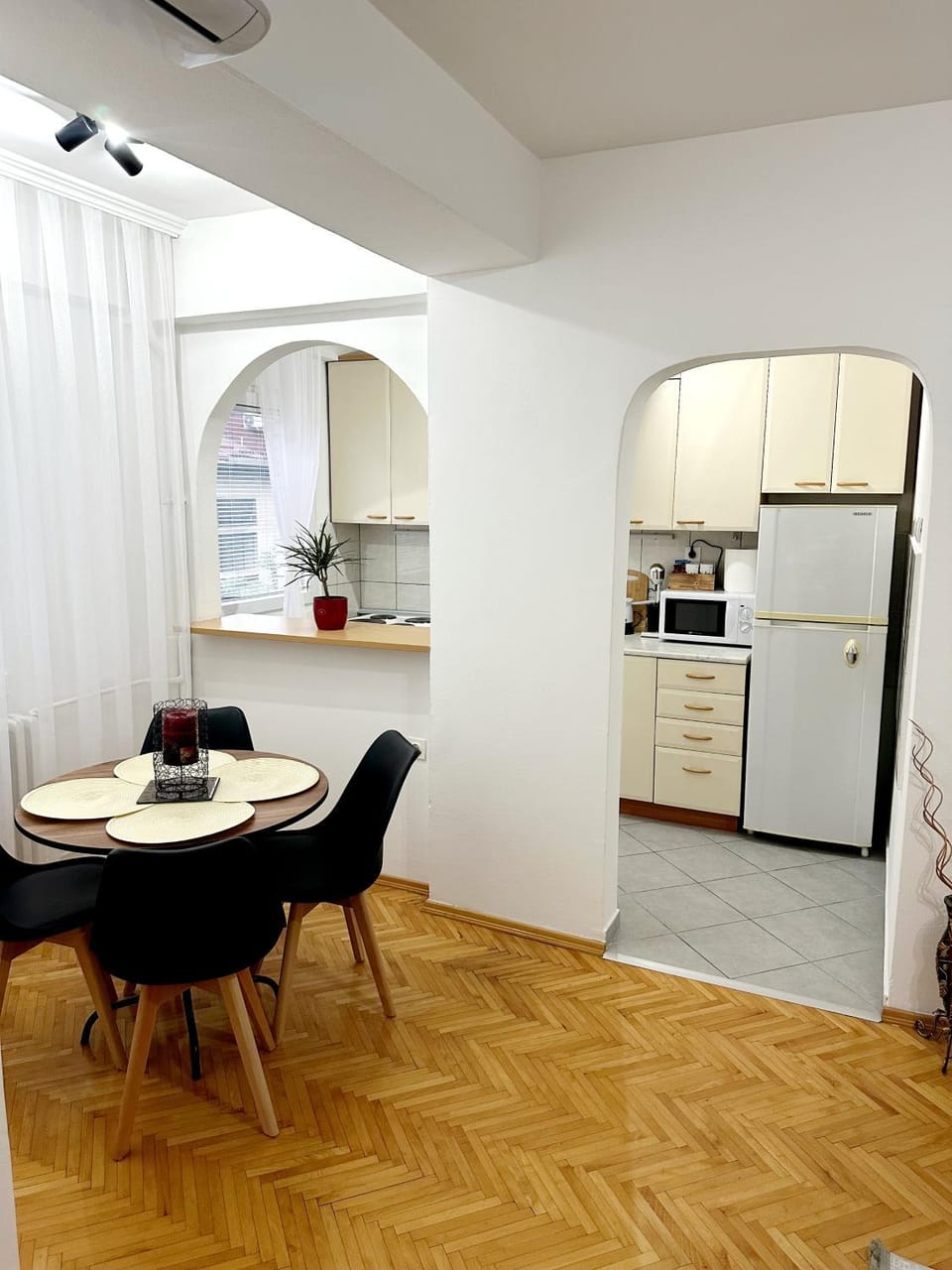 Kitchen or kitchenette, Dining area