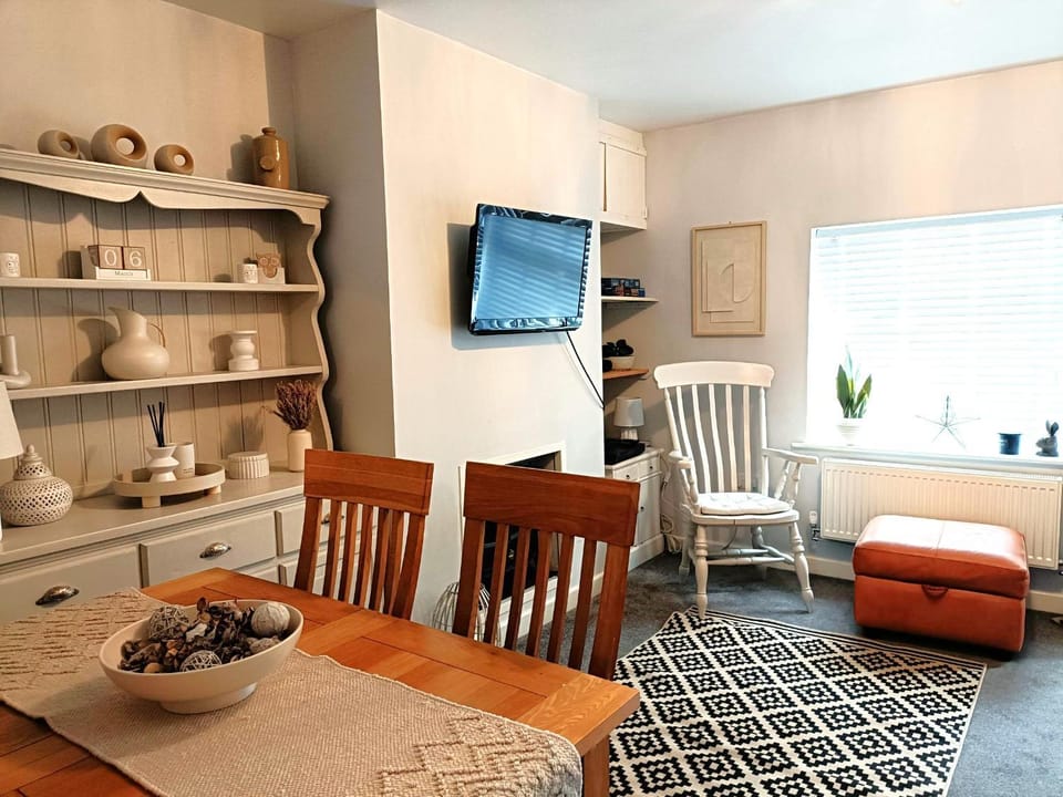 TV and multimedia, Living room, Seating area, Dining area