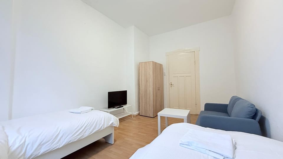 Bed, TV and multimedia, Living room, Photo of the whole room, Seating area, Evening entertainment, Bedroom, wardrobe