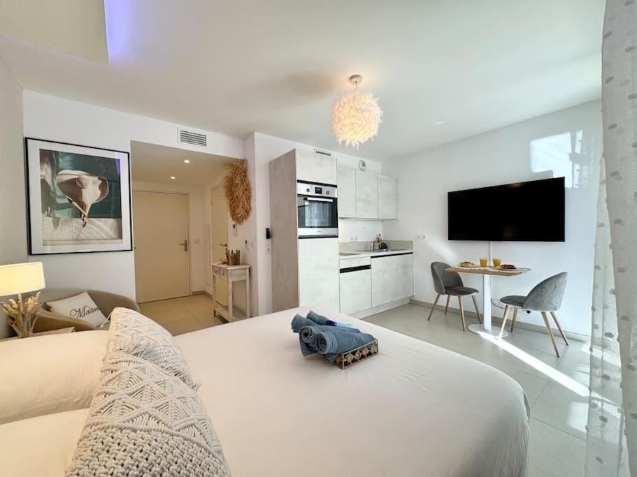 Bed, TV and multimedia, Photo of the whole room, Seating area