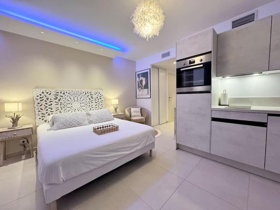 Bed, Kitchen or kitchenette, Photo of the whole room, Bedroom, pet friendly, stove
