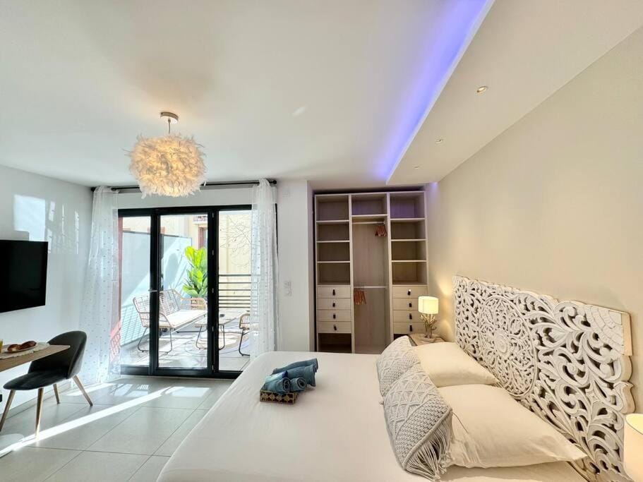Living room, Photo of the whole room, Bedroom, wardrobe