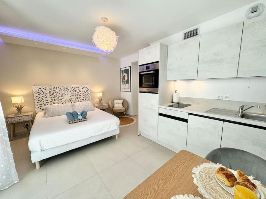 Bed, Kitchen or kitchenette, Photo of the whole room, pet friendly, stove