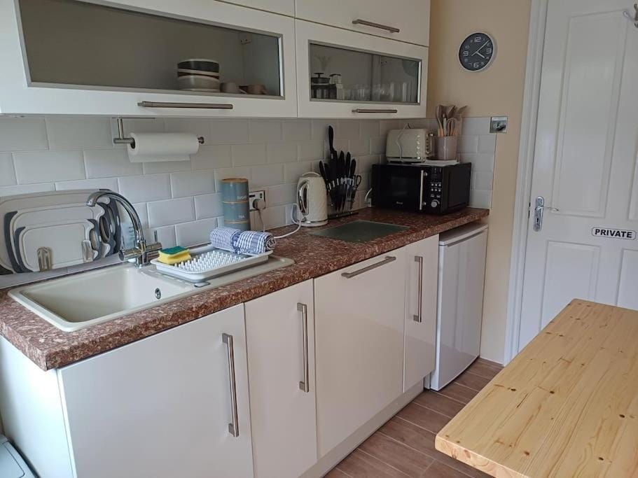 Kitchen or kitchenette, dishwasher, oven, toaster