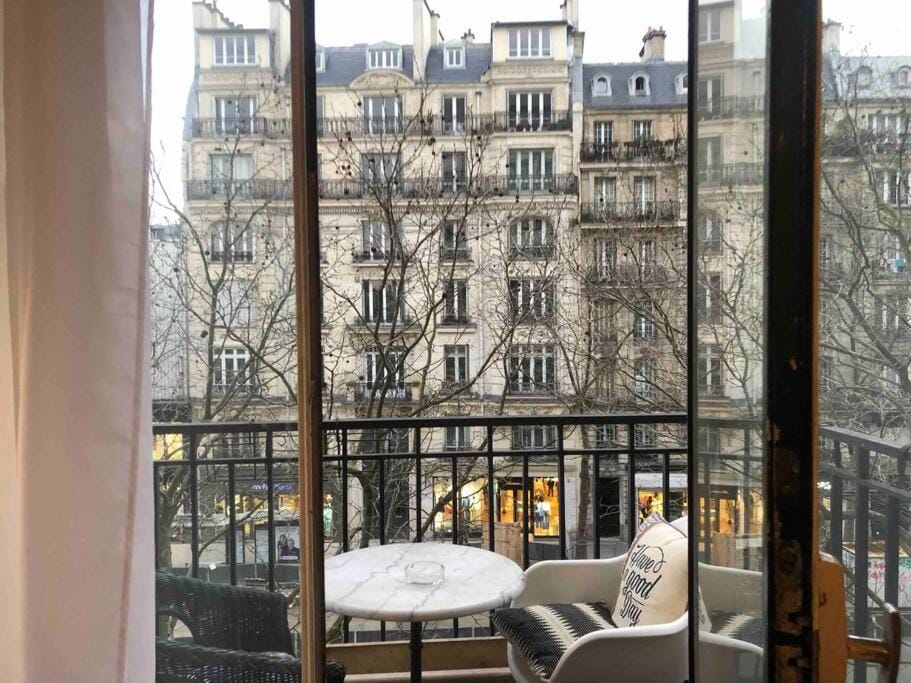 Grand appartement proche métro Apartment in Paris