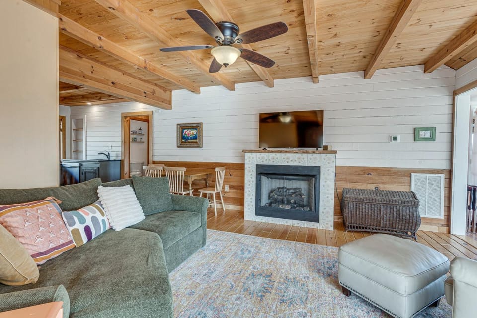 Mountaintop Blue Ridge Cabin: 2 Mi to Downtown Cabin in Blue Ridge