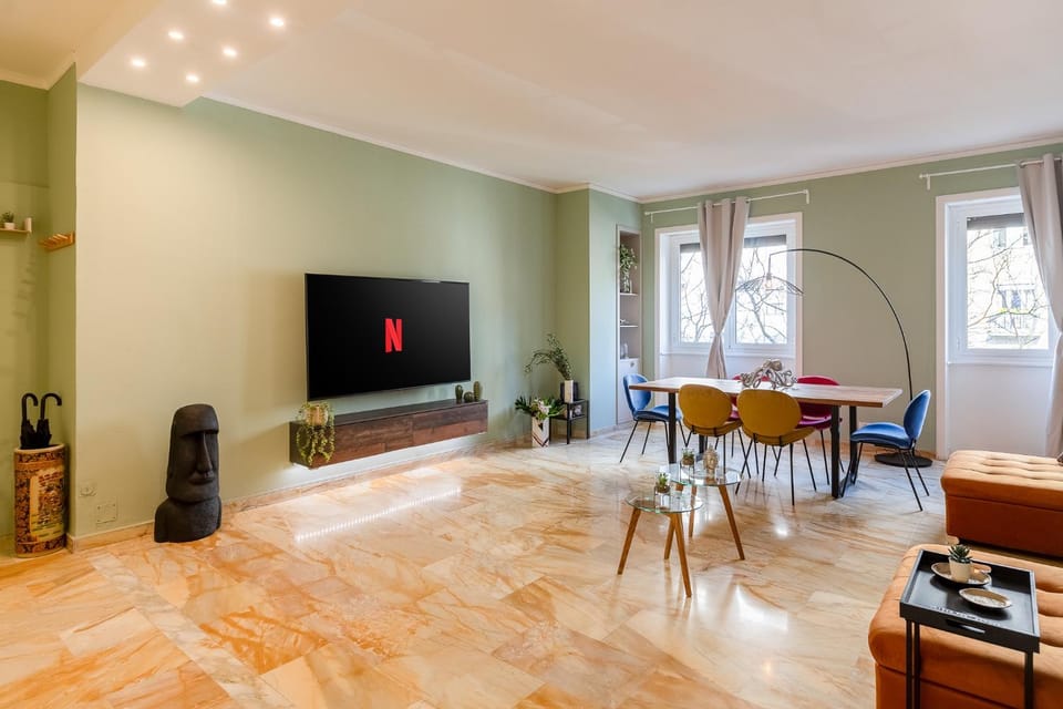 Communal lounge/ TV room, TV and multimedia, Living room, Seating area, Dining area, Evening entertainment