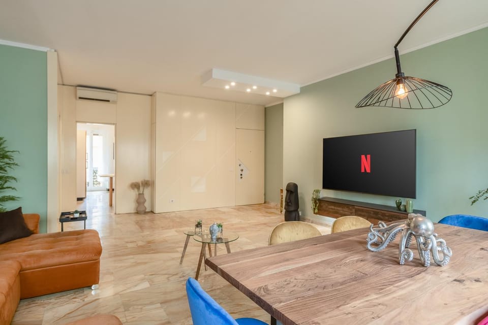 Communal lounge/ TV room, TV and multimedia, Living room, Seating area, Dining area, Evening entertainment