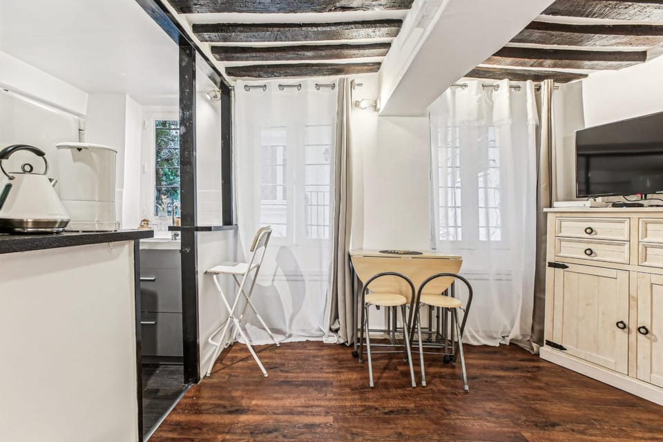 Place de la Concorde - Palais Royal Apartment in Paris
