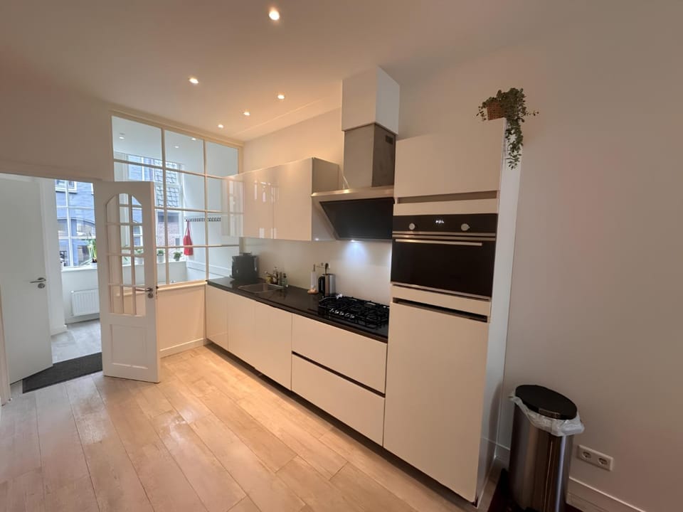 Coffee/tea facilities, Kitchen or kitchenette, dishwasher, oven, stove