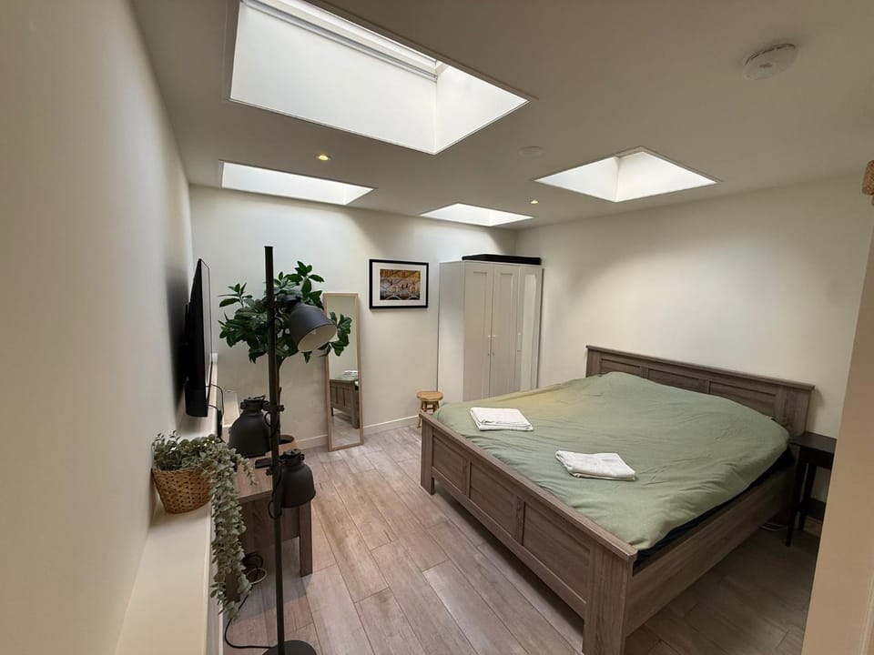 Bed, TV and multimedia, Photo of the whole room, Bedroom, towels, wardrobe