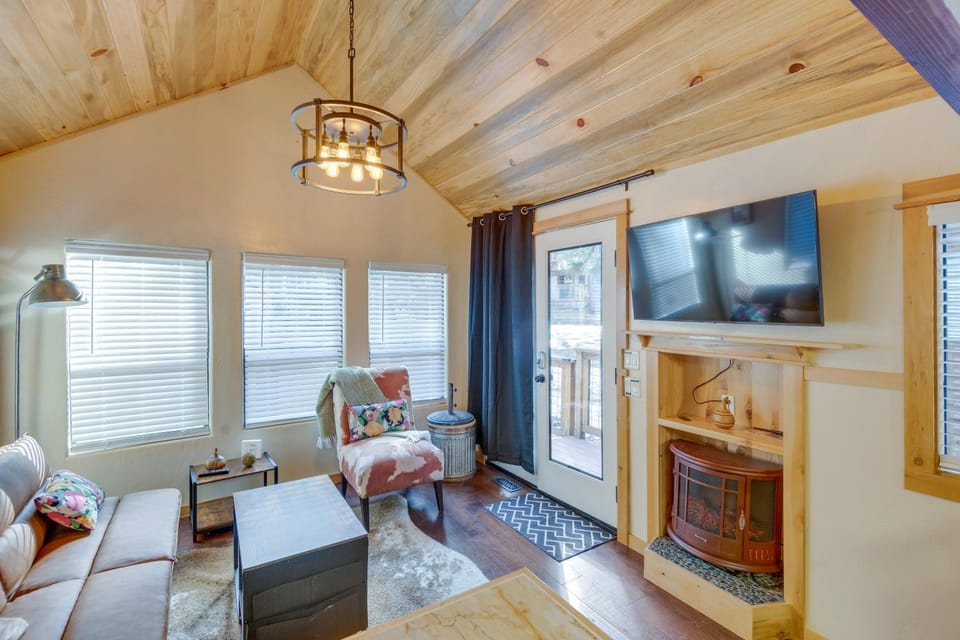 Cozy and Restful Cabin, Steps to Lake Almanor Cabin in Lake Almanor