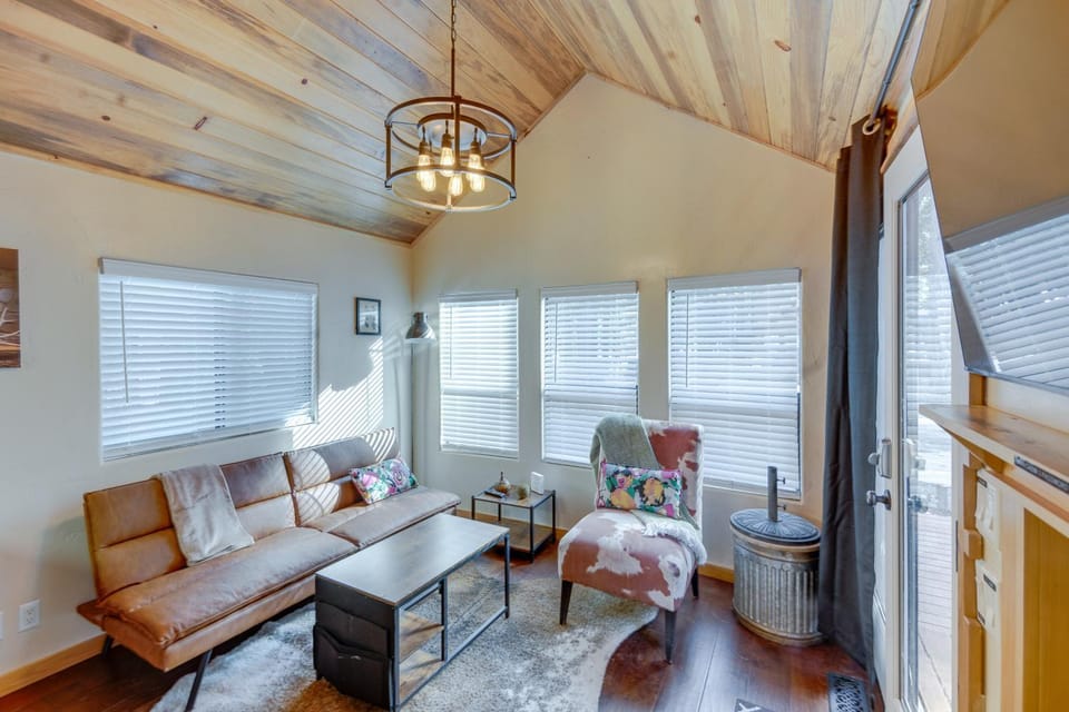 Cozy and Restful Cabin, Steps to Lake Almanor Cabin in Lake Almanor