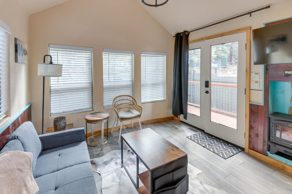 Quiet Lake Almanor Cabin, Steps to Fishing Cabin in Lake Almanor