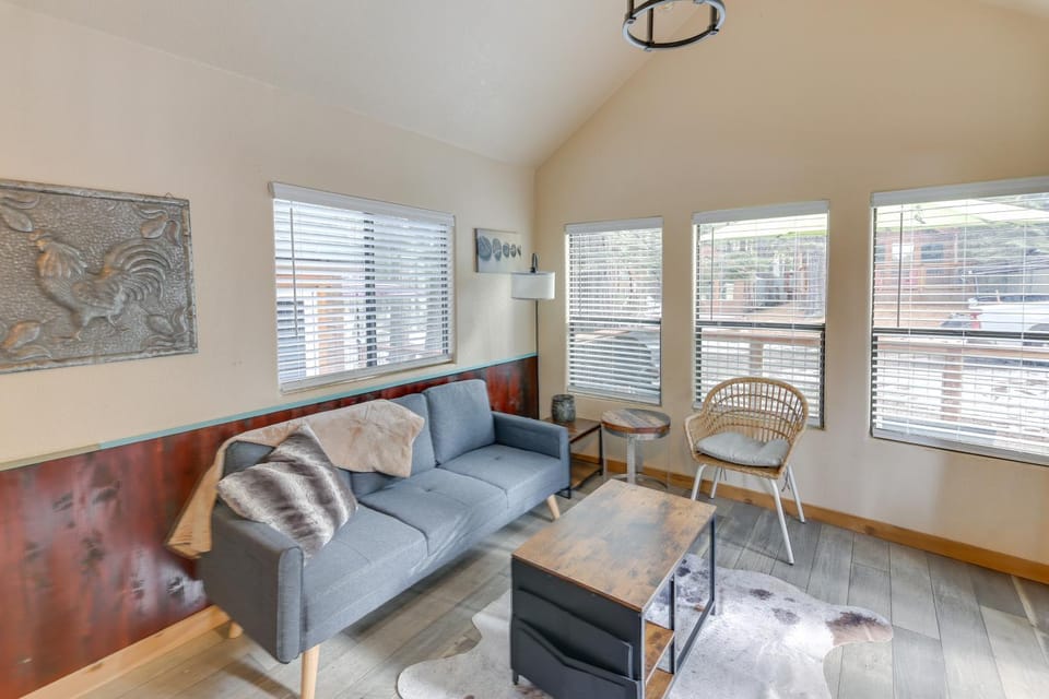 Quiet Lake Almanor Cabin, Steps to Fishing Cabin in Lake Almanor