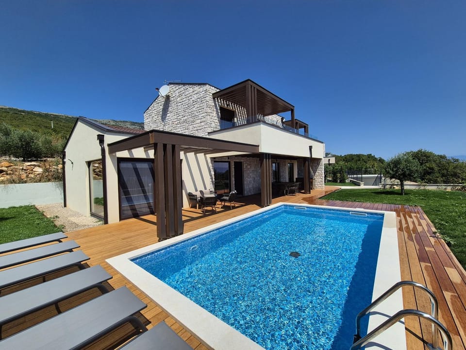 Property building, Pool view