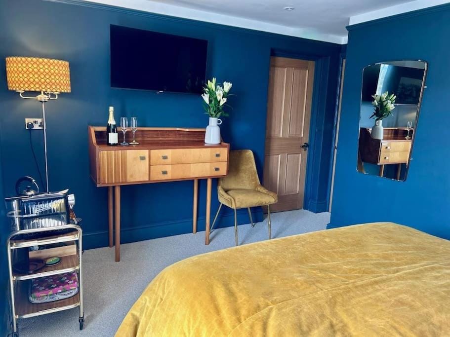 Stylish Retro Hotel Room above Pub Apartment in Mendip District