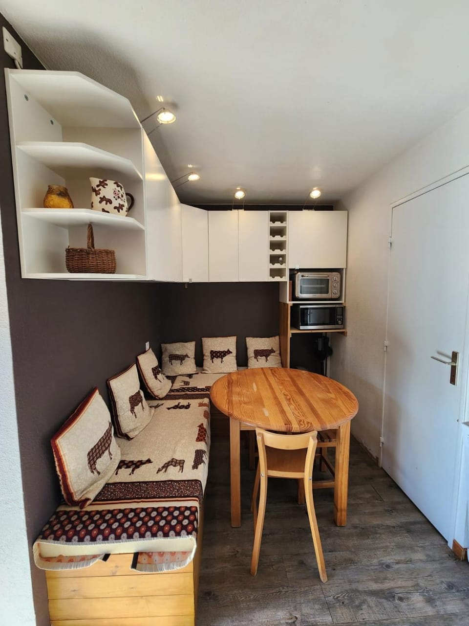 Kitchen or kitchenette, Seating area