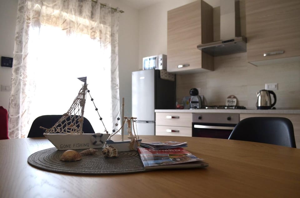 Kitchen or kitchenette, Dining area, minibar, pet friendly, stove