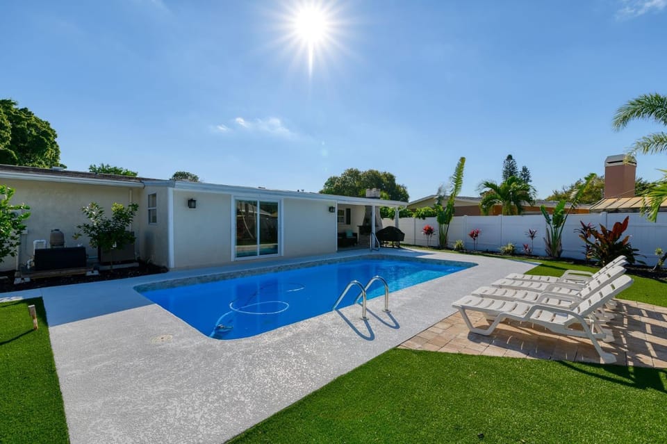 Cape Vista Getaway! Heated pool home minutes away from Anna Maria with grill! House in Bradenton