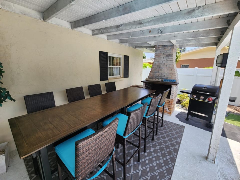 Cape Vista Getaway! Heated pool home minutes away from Anna Maria with grill! House in Bradenton