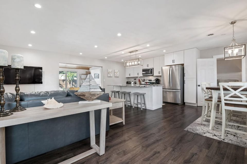 Cape Vista Getaway! Heated pool home minutes away from Anna Maria with grill! House in Bradenton