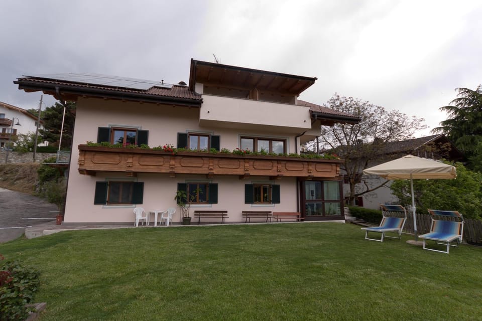Property building, Spring, Day, Garden, View (from property/room), Balcony/Terrace, Garden view, sunbed