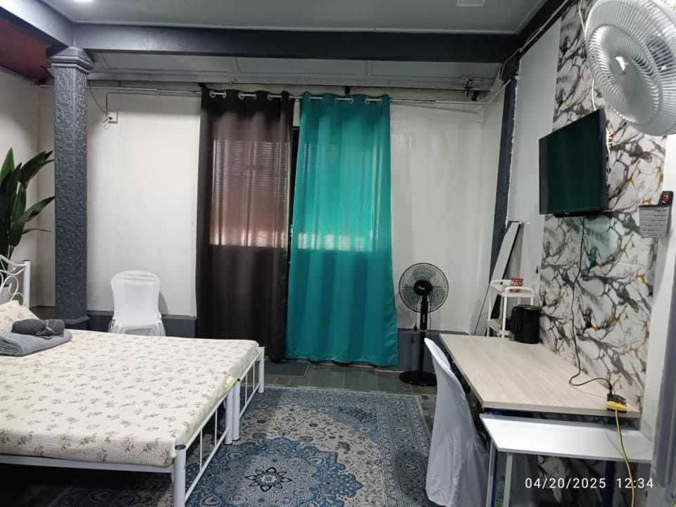 TV and multimedia, Living room, Photo of the whole room, Seating area, Bedroom