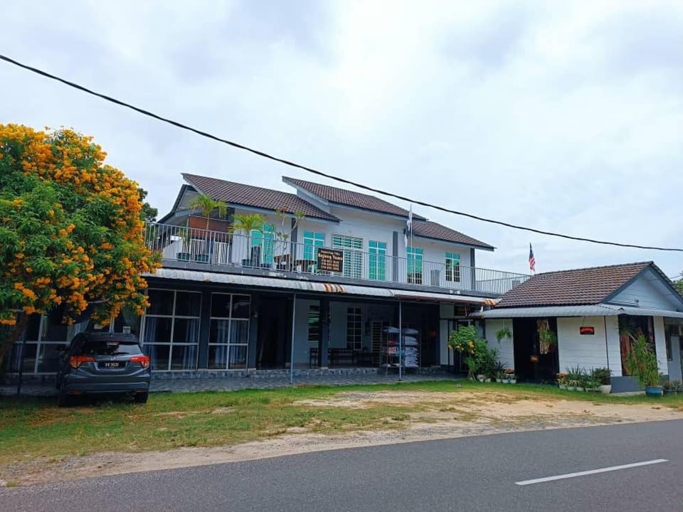Property building, Day, Neighbourhood, Street view, Parking