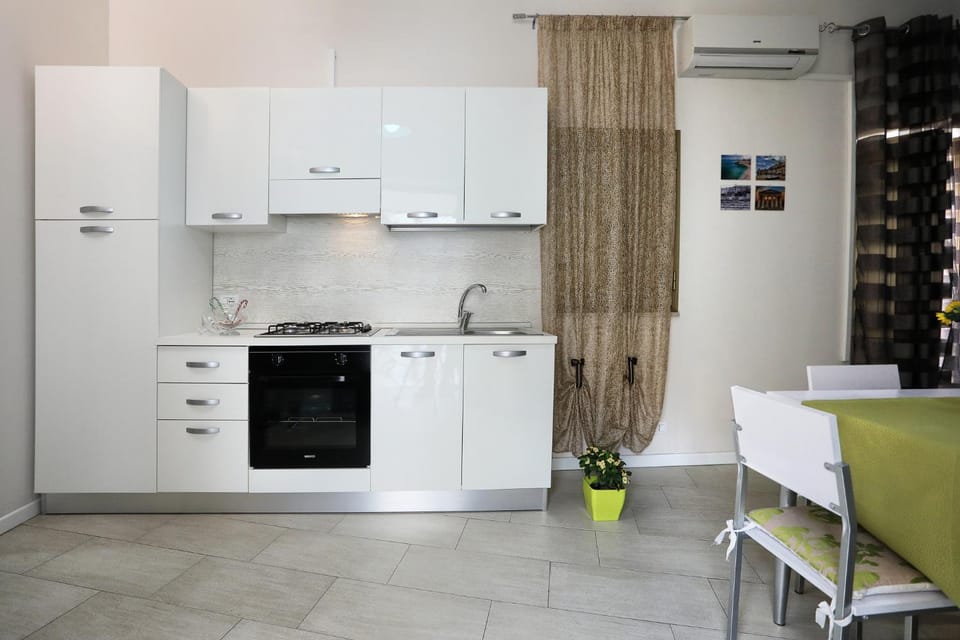Kitchen or kitchenette, Living room, Seating area, Dining area, Communal kitchen