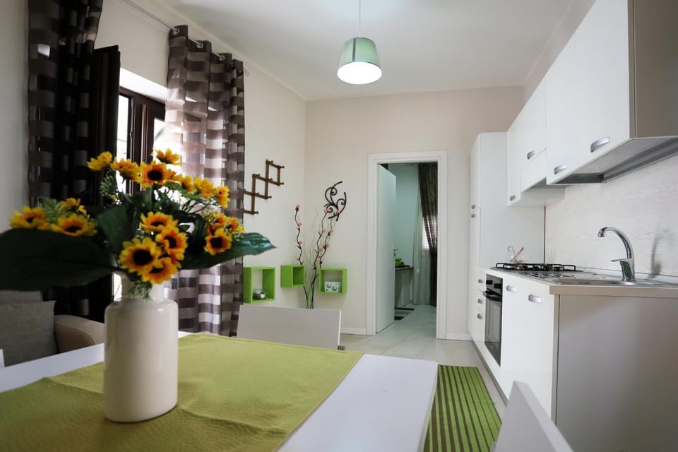 Kitchen or kitchenette, Decorative detail, Dining area