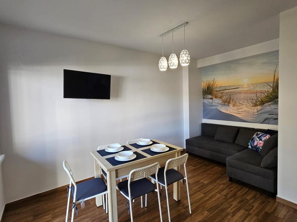 Communal lounge/ TV room, TV and multimedia, Living room, Seating area, Dining area