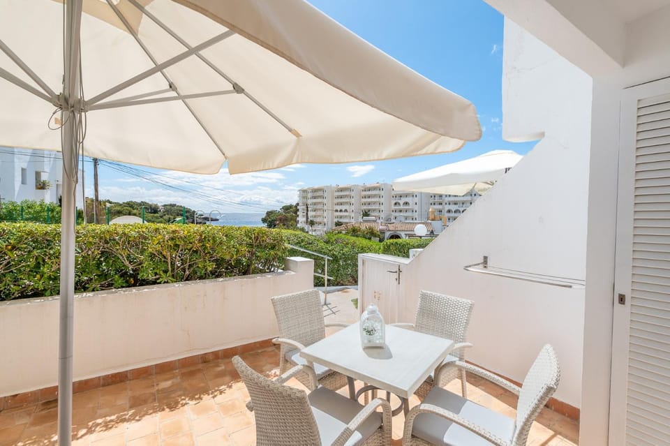 Property building, Balcony/Terrace, Living room