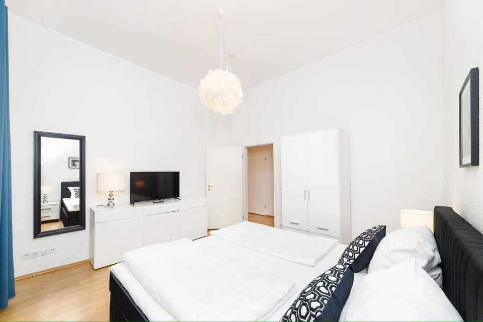 Bed, TV and multimedia, Photo of the whole room, Bedroom, wardrobe