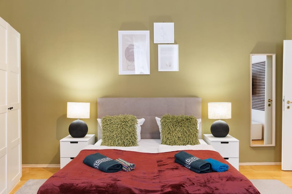 Bed, Photo of the whole room, Bedroom, towels