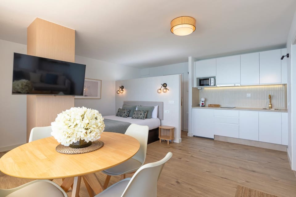 Bed, TV and multimedia, Living room, Dining area, kitchen, air conditioner