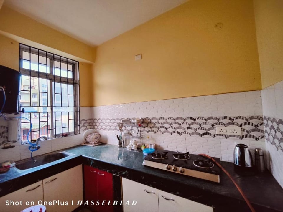 Coffee/tea facilities, Kitchen or kitchenette, stove