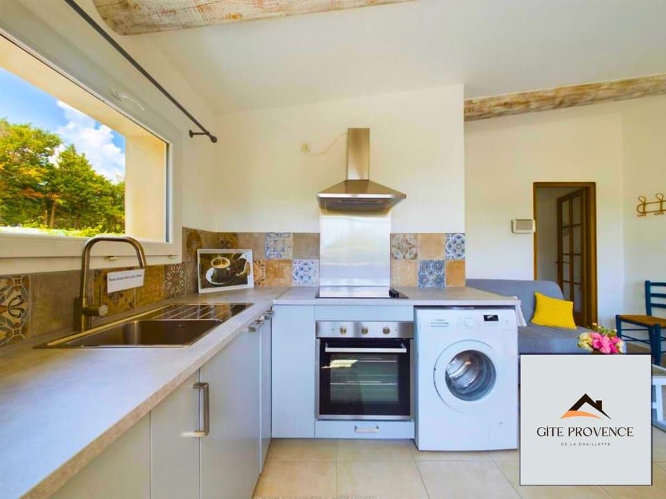 Kitchen or kitchenette, pet friendly, stove, washing machine