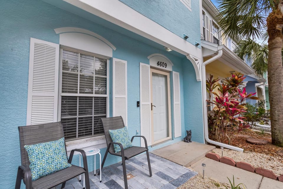 Cappy Hour! Lakefront townhome with backyard paradise and amazing community amenities! House in Florida