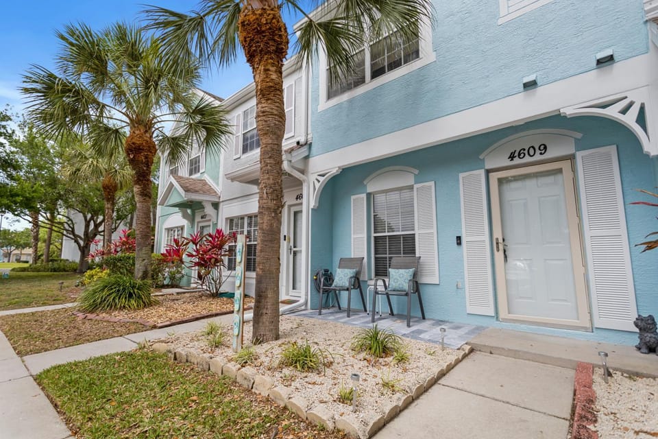 Cappy Hour! Lakefront townhome with backyard paradise and amazing community amenities! House in Florida