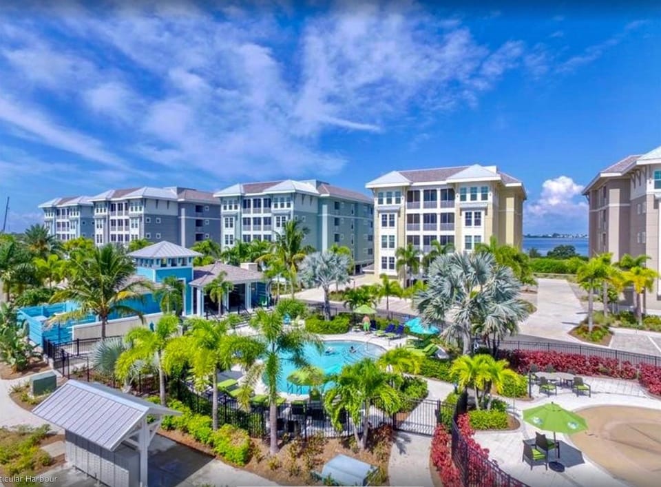 Castaway in Margaritaville! Modern, Beachy Condo overlooking pool! House in Bradenton