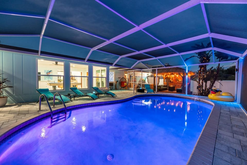 NEW! Blue Iguana! Tropical backyard oasis with heated pool, hot tub, fire table, and more! House in Bradenton