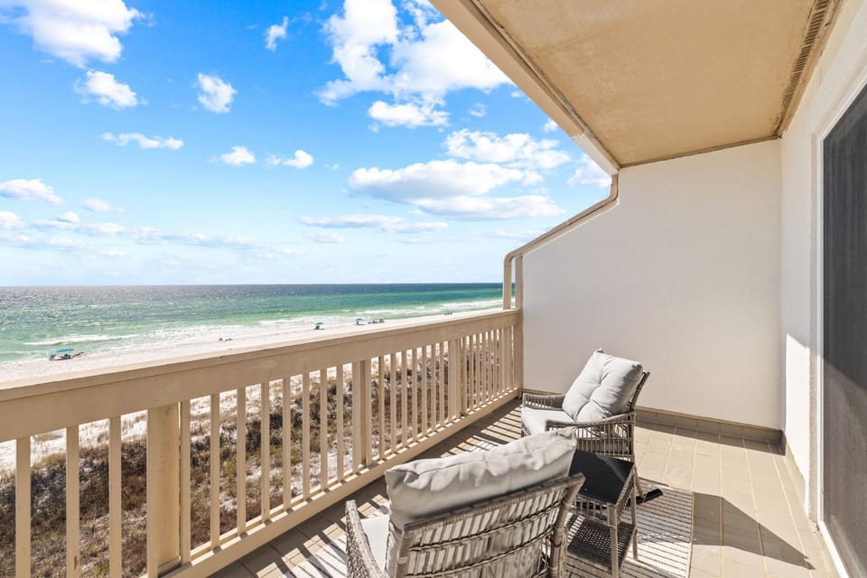 View (from property/room), Balcony/Terrace, Seating area, Beach, Sea view