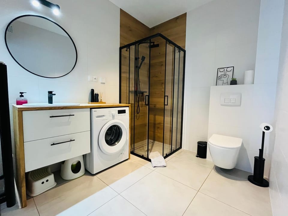 Shower, Toilet, Bathroom, towels, washing machine
