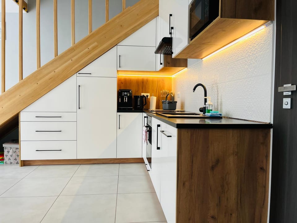 Kitchen or kitchenette, dishwasher, stove
