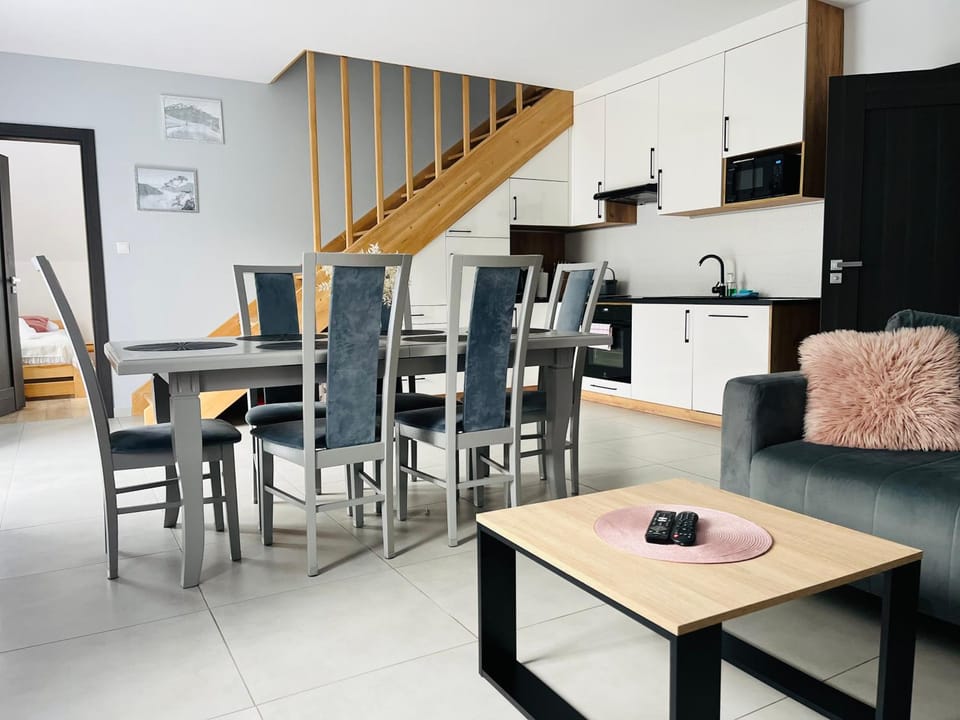 Kitchen or kitchenette, Seating area, Dining area