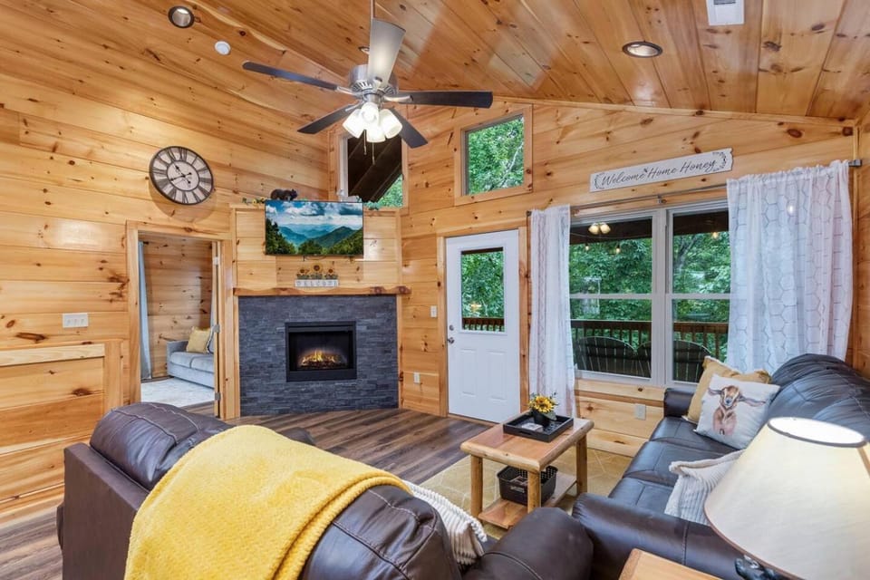 TV and multimedia, Living room, Photo of the whole room, Seating area, fireplace