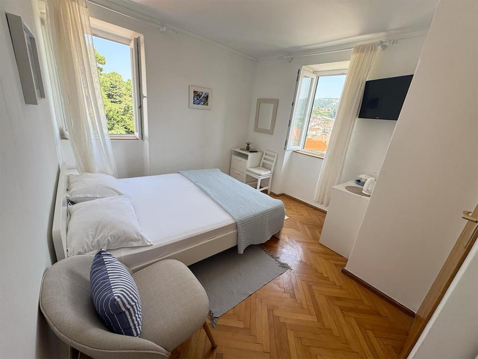 Bed, TV and multimedia, Bedroom